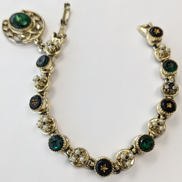 EVC SIGNED ART GOLD TONE W/GREEN RHINESTONES & FAUX PEARLS CHARM BRACELET - Picture 8 of 14